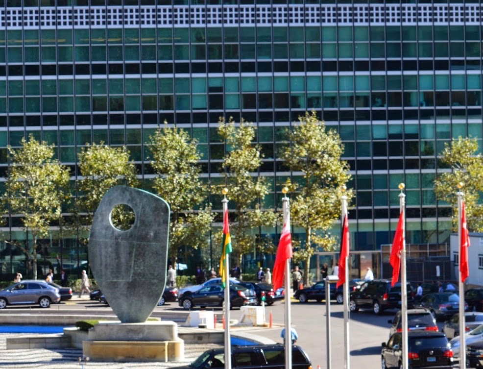 A recent photo of Hepworth’s “Single Form” in front of the United Nations Secretariat building. 